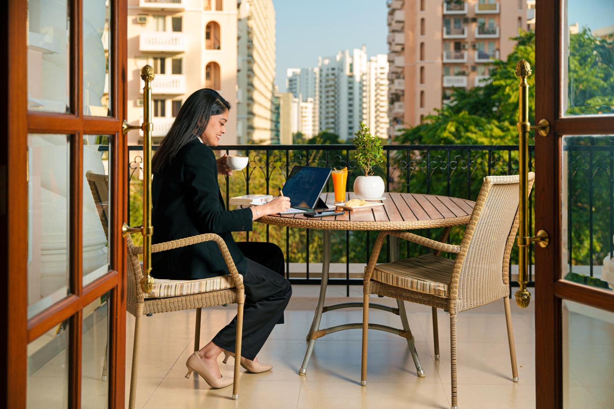Dlf Club 5 Hotel Gurgaon Exterior photo