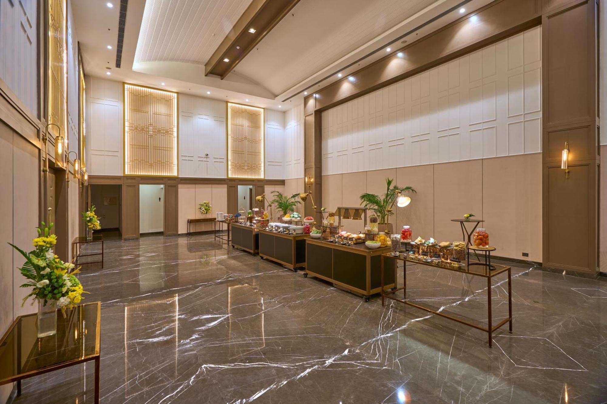 Dlf Club 5 Hotel Gurgaon Exterior photo