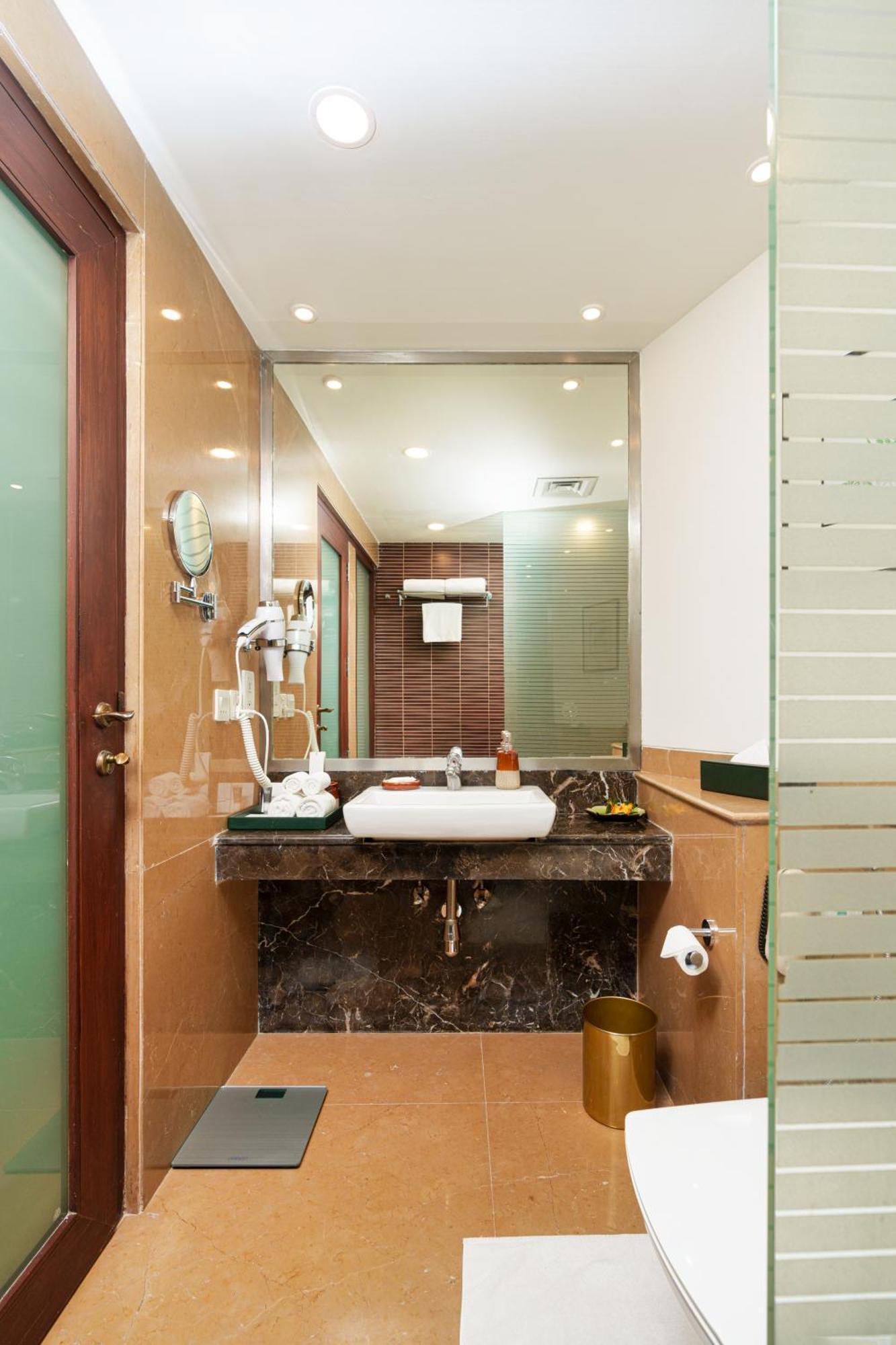 Dlf Club 5 Hotel Gurgaon Exterior photo