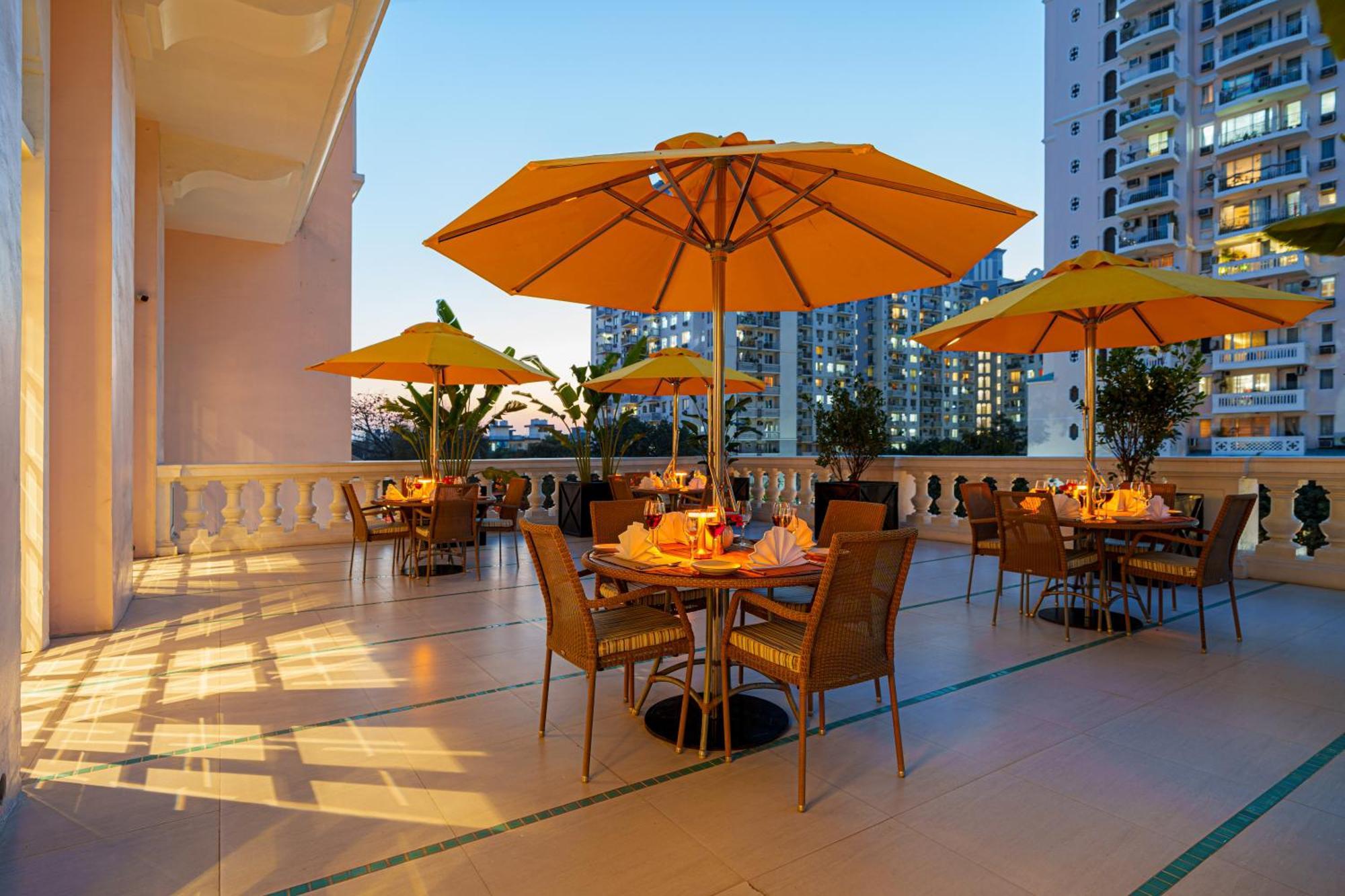 Dlf Club 5 Hotel Gurgaon Exterior photo