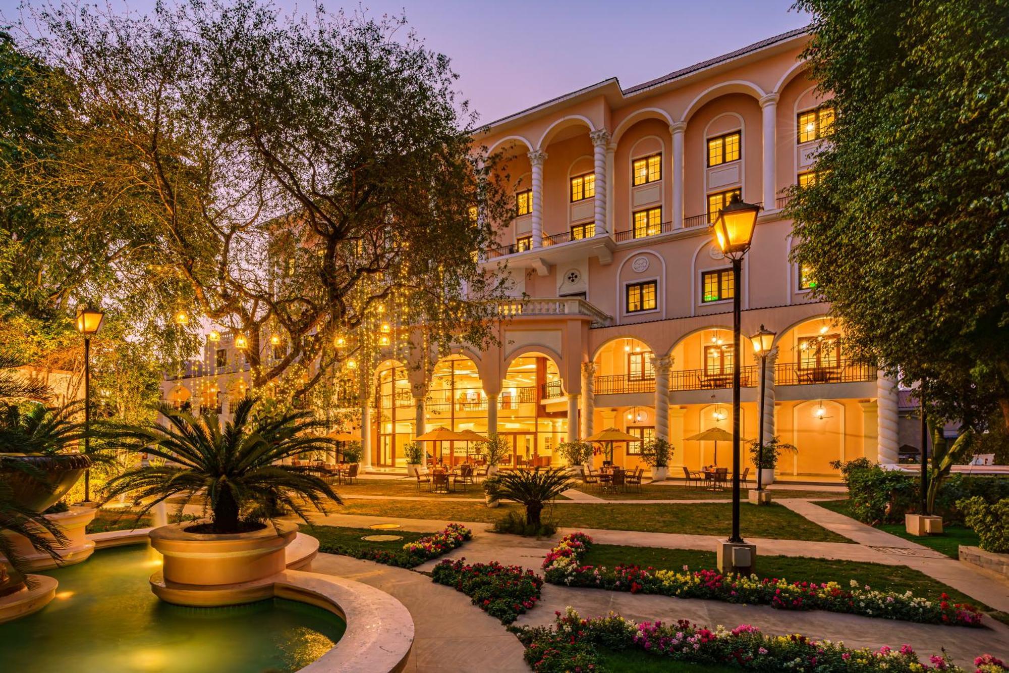 Dlf Club 5 Hotel Gurgaon Exterior photo