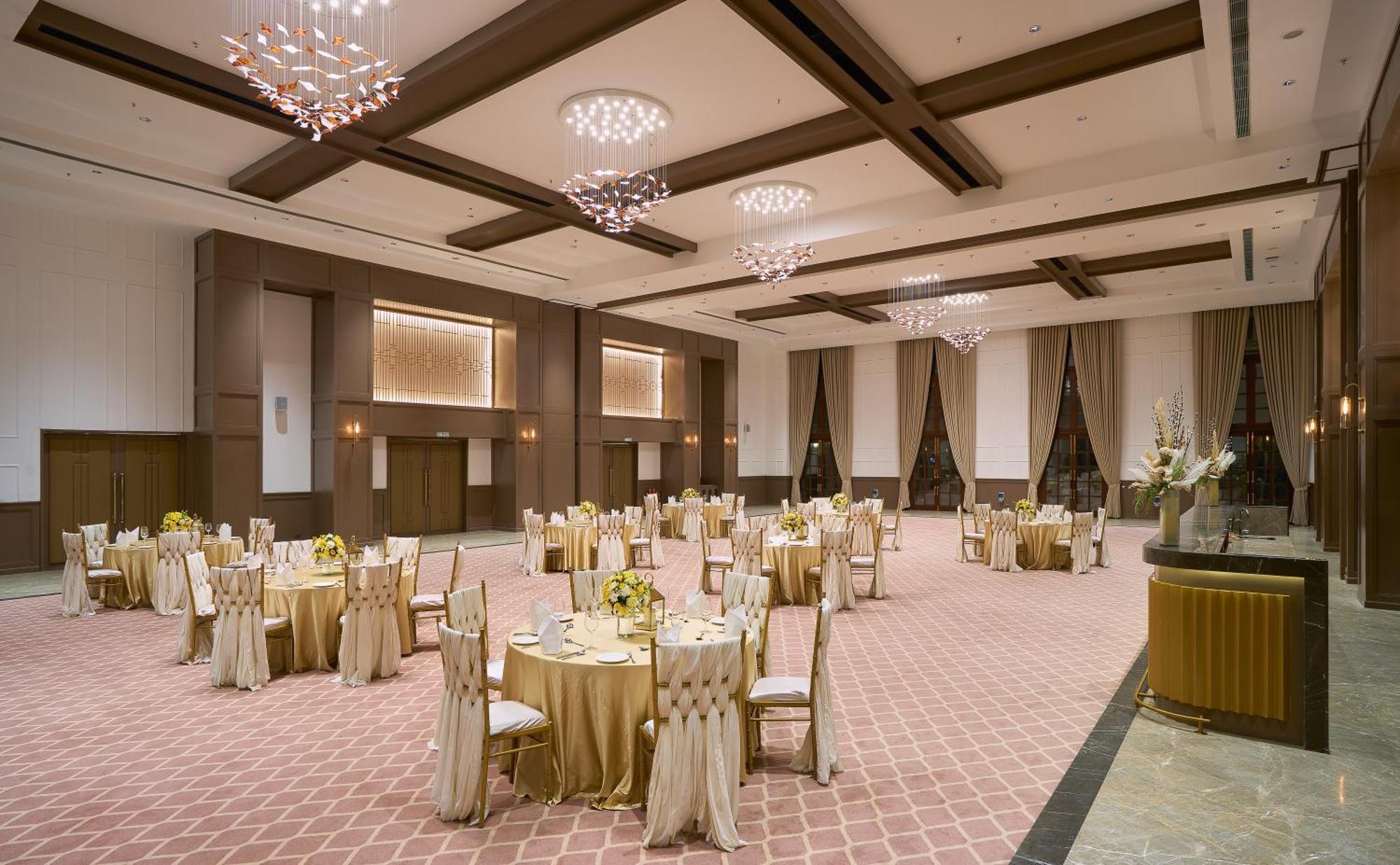 Dlf Club 5 Hotel Gurgaon Exterior photo