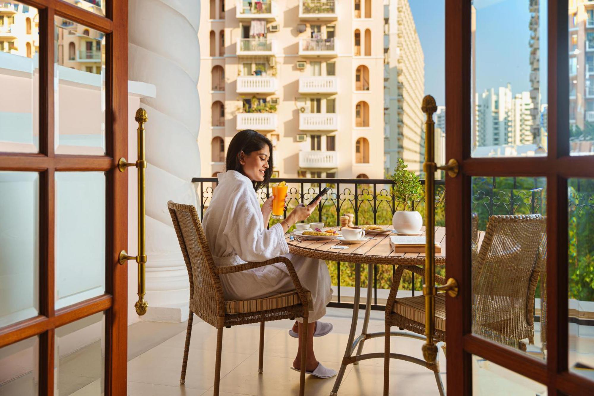 Dlf Club 5 Hotel Gurgaon Exterior photo