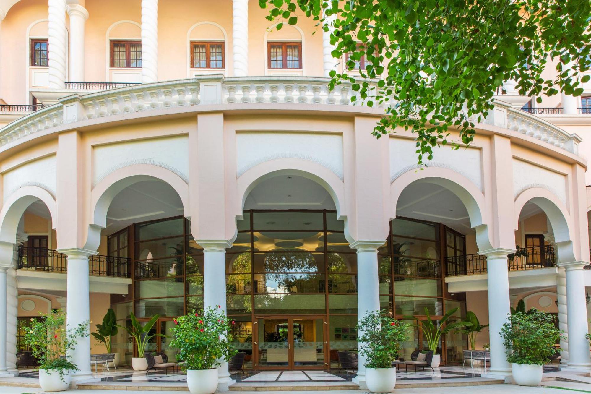Dlf Club 5 Hotel Gurgaon Exterior photo