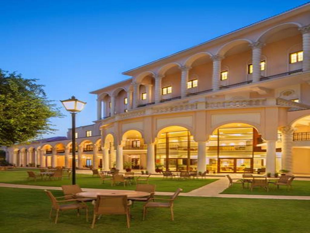 Dlf Club 5 Hotel Gurgaon Exterior photo