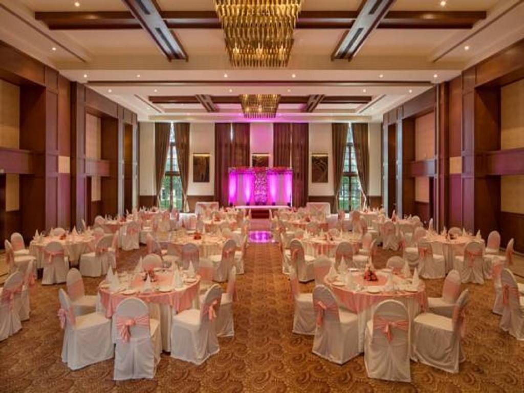 Dlf Club 5 Hotel Gurgaon Exterior photo