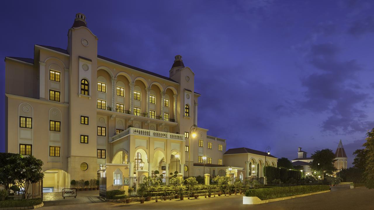 Dlf Club 5 Hotel Gurgaon Exterior photo