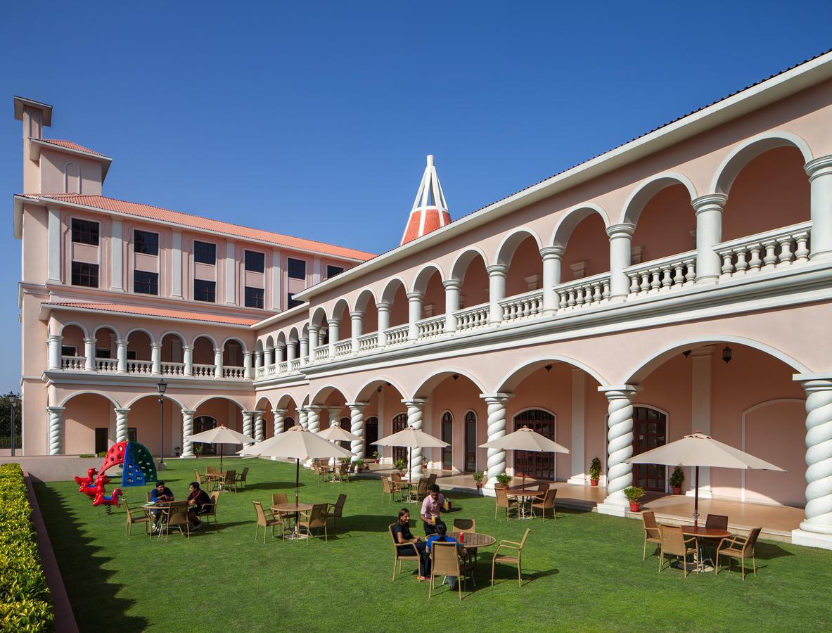 Dlf Club 5 Hotel Gurgaon Exterior photo
