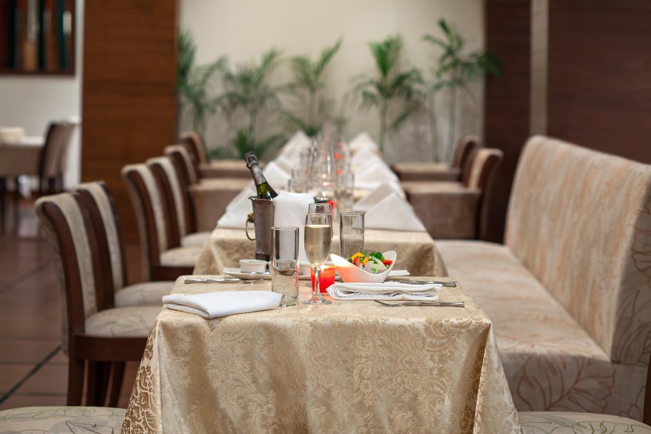 Dlf Club 5 Hotel Gurgaon Exterior photo