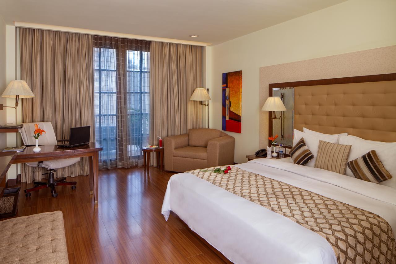 Dlf Club 5 Hotel Gurgaon Exterior photo